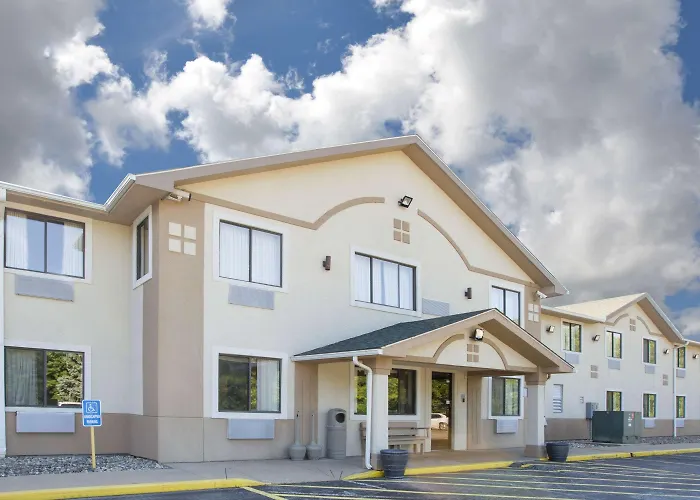 Super 8 By Wyndham Howe